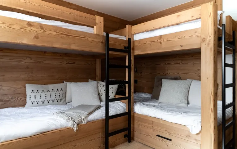 Constructeur d’habitats sur mesure en Haute-Savoie, spécialisé en maisons et villas personnalisées, conception et réalisation sur mesure