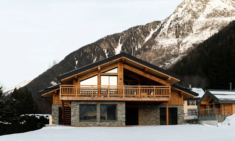 Constructeur d’habitats sur mesure en Haute-Savoie, spécialisé en maisons et villas personnalisées, conception et réalisation sur mesure