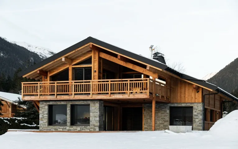 Constructeur d’habitats sur mesure en Haute-Savoie, spécialisé en maisons et villas personnalisées, conception et réalisation sur mesure