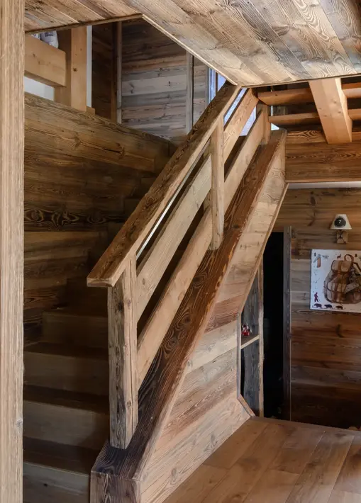 construction chalet bois escalier