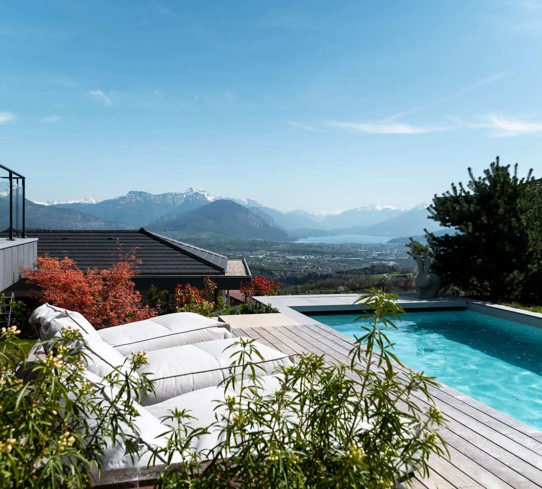 Constructeur d’habitats sur mesure en Haute-Savoie, spécialisé en maisons et villas personnalisées, conception et réalisation sur mesure