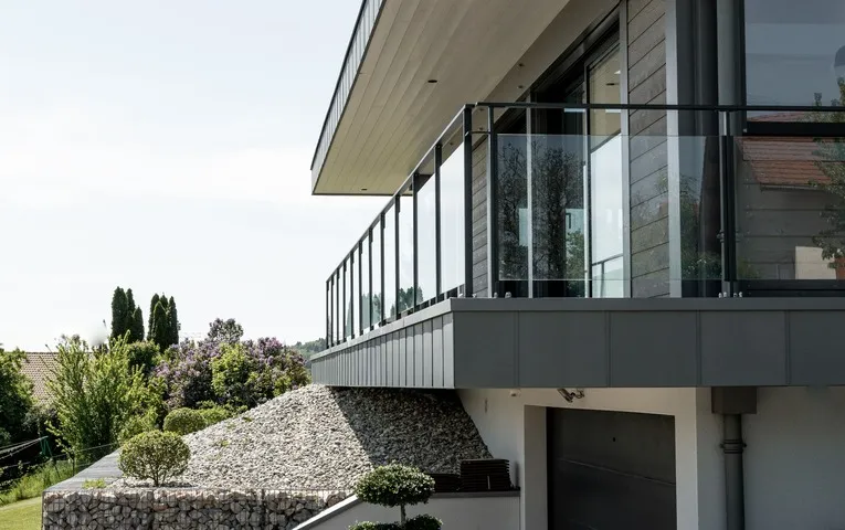 Constructeur d’habitats sur mesure en Haute-Savoie, spécialisé en maisons et villas personnalisées, conception et réalisation sur mesure