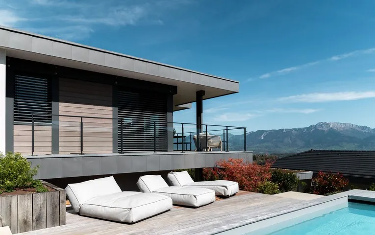 Constructeur d’habitats sur mesure en Haute-Savoie, spécialisé en maisons et villas personnalisées, conception et réalisation sur mesure