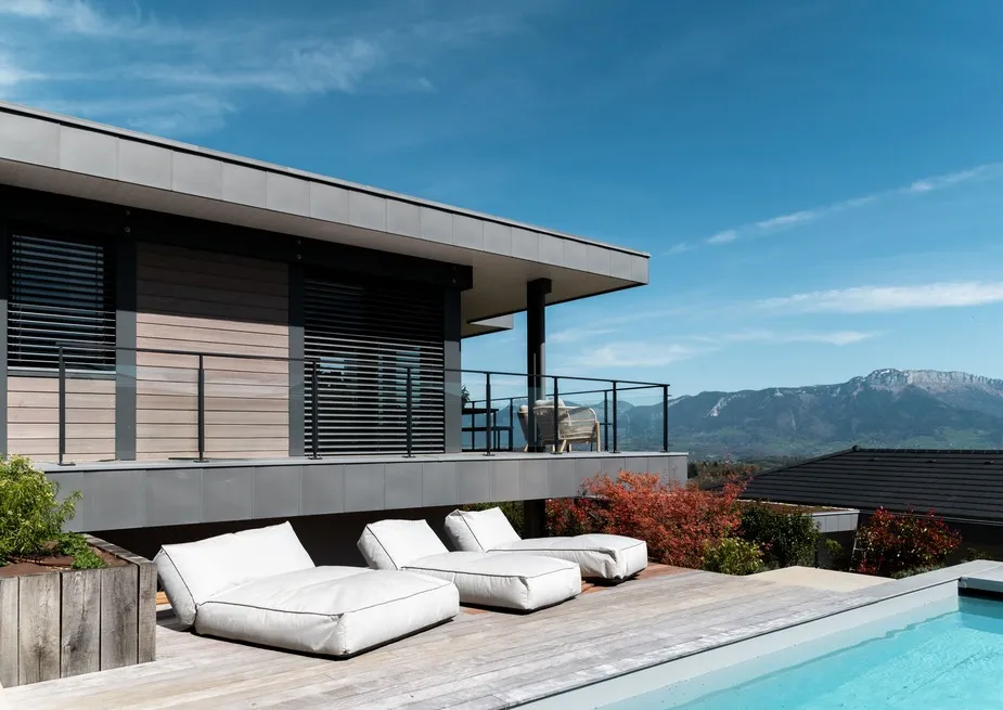 Constructeur d’habitats sur mesure en Haute-Savoie, spécialisé en maisons et villas personnalisées, conception et réalisation sur mesure