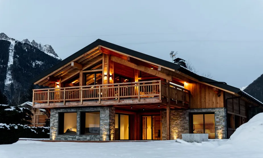 Constructeur d’habitats sur mesure en Haute-Savoie, spécialisé en maisons et villas personnalisées, conception et réalisation sur mesure