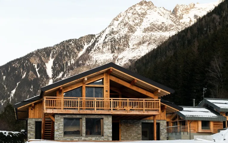 Constructeur d’habitats sur mesure en Haute-Savoie, spécialisé en maisons et villas personnalisées, conception et réalisation sur mesure