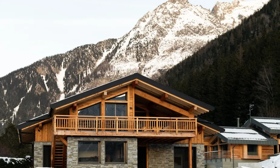 Constructeur d’habitats sur mesure en Haute-Savoie, spécialisé en maisons et villas personnalisées, conception et réalisation sur mesure