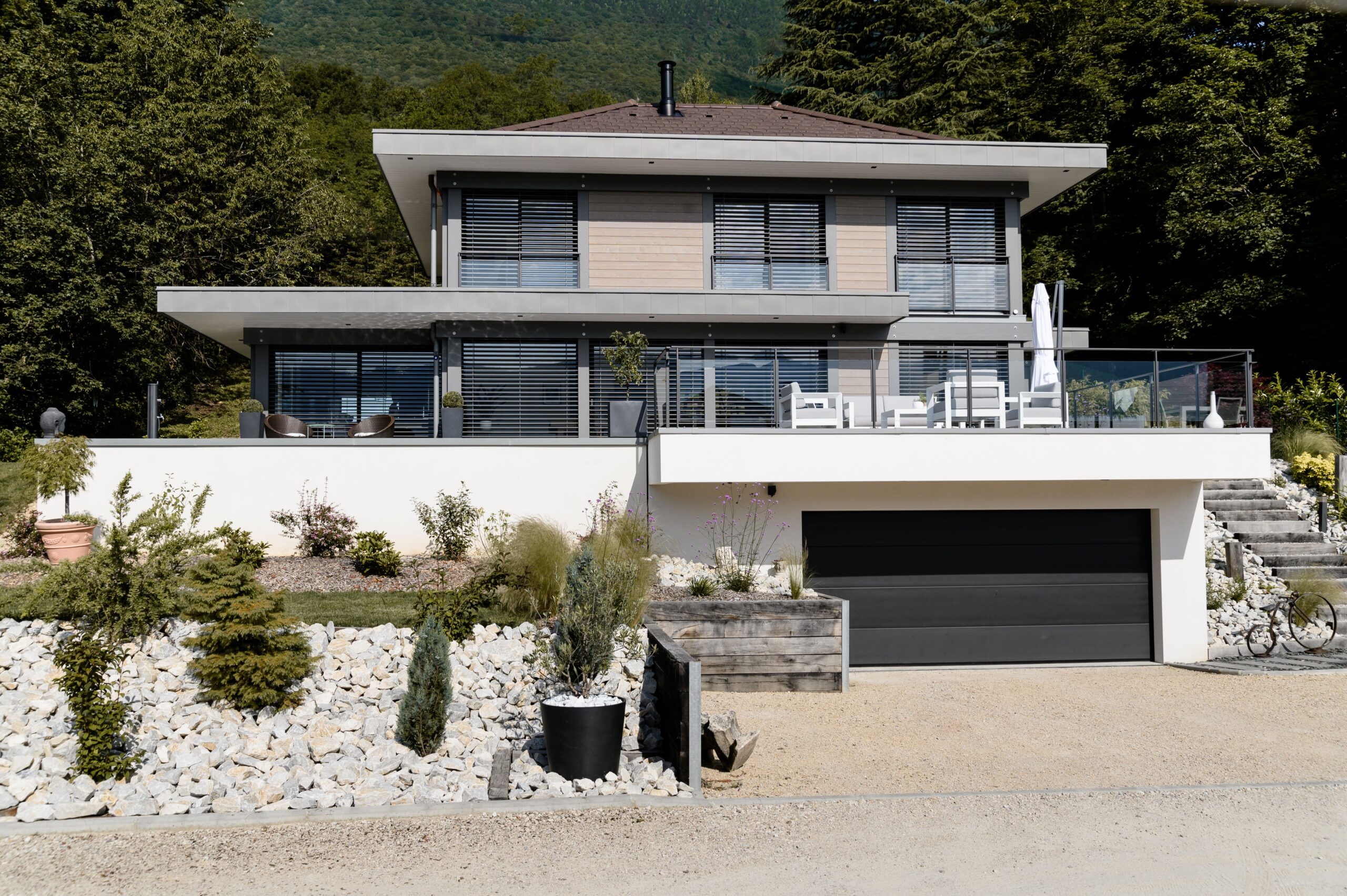 Constructeur d’habitats sur mesure en Haute-Savoie, spécialisé en maisons et villas personnalisées, conception et réalisation sur mesure