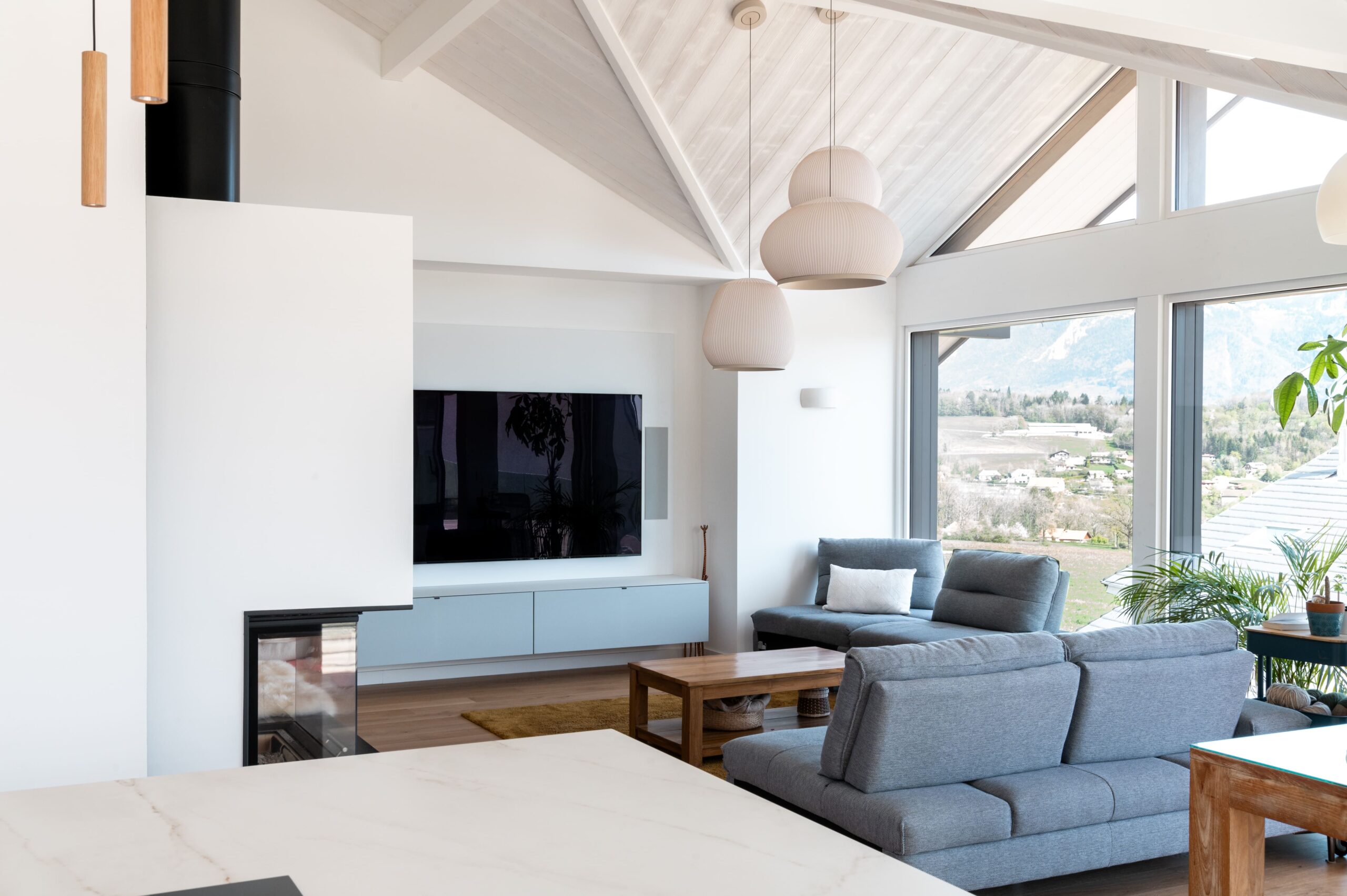 Constructeur d’habitats sur mesure en Haute-Savoie, spécialisé en maisons et villas personnalisées, conception et réalisation sur mesure